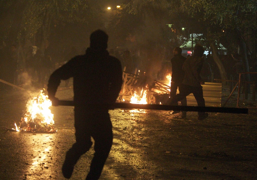 قصة مصورة: اشتباكات في اثينا بعد احتجاج لإحياء ذكرى شاب قتلته الشرطة