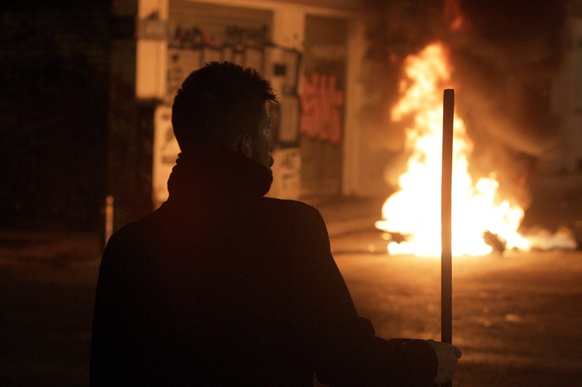 قصة مصورة: اشتباكات في اثينا بعد احتجاج لإحياء ذكرى شاب قتلته الشرطة