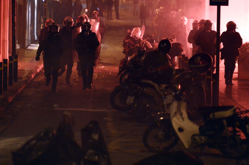 قصة مصورة: اشتباكات في اثينا بعد احتجاج لإحياء ذكرى شاب قتلته الشرطة