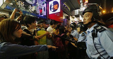 السلطات في هونج كونج تبدأ باخلاء الموقع الرئيسي للاحتجاجات