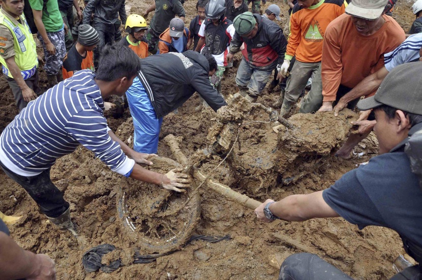 ارتفاع حصيلة الوفيات بسبب انهيار أرضي في إندونيسيا إلى 32 شخصا