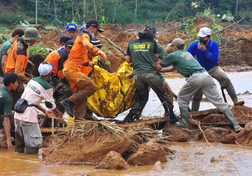 قصة مصورة: ارتفاع حصيلة انزلاق التربة في اندونيسيا الى 39 قتيلا و69 مفقودا