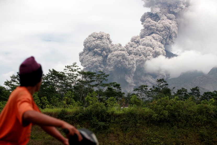 تسعة مصابين بعد ثورة بركان في شرق إندونيسيا