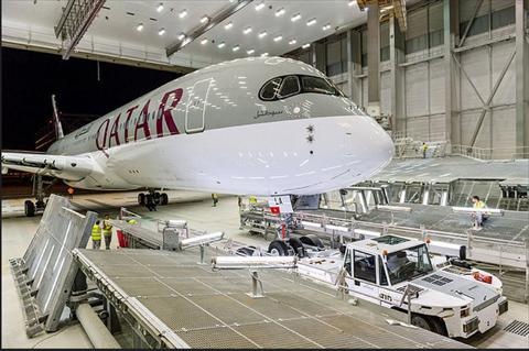 قصة مصورة: ايرباص تسلم أول طائراتها " ايه 350 " للخطوط الجوية القطرية