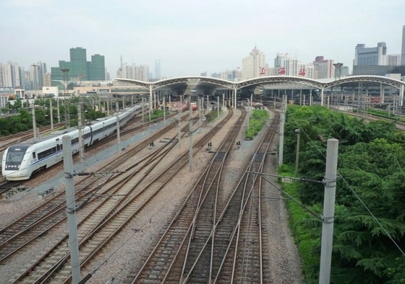 الصين تدشن قطارا فائق السرعة باتجاه شينجيانغ