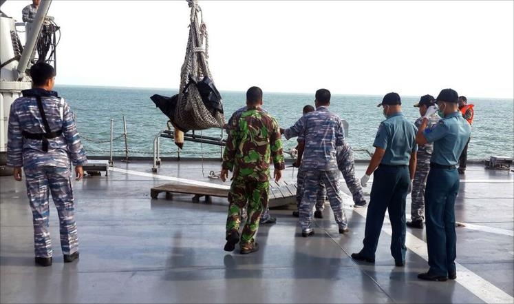 البحرية الاندونيسية تعثر على ذيل طائرة "إير آشيا" المنكوبة