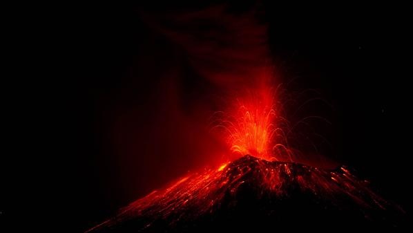 بركان مكسيكي ينفث رماده بارتفاع أكثر من ثلاثة آلاف متر