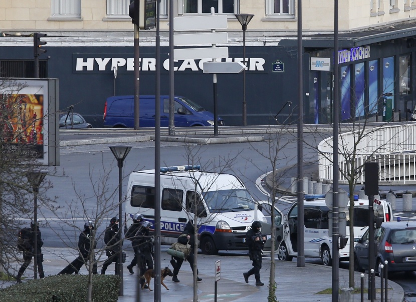 الشرطة الفرنسية: مقتل الأخوين كواشي ومحتجز الرهائن في المتجر اليهودي