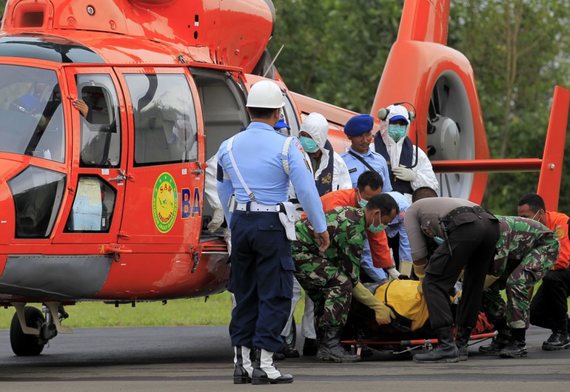 رجال الإنقاذ في اندونيسيا يسابقون الزمن لانتشال طائرة "اير اشيا"