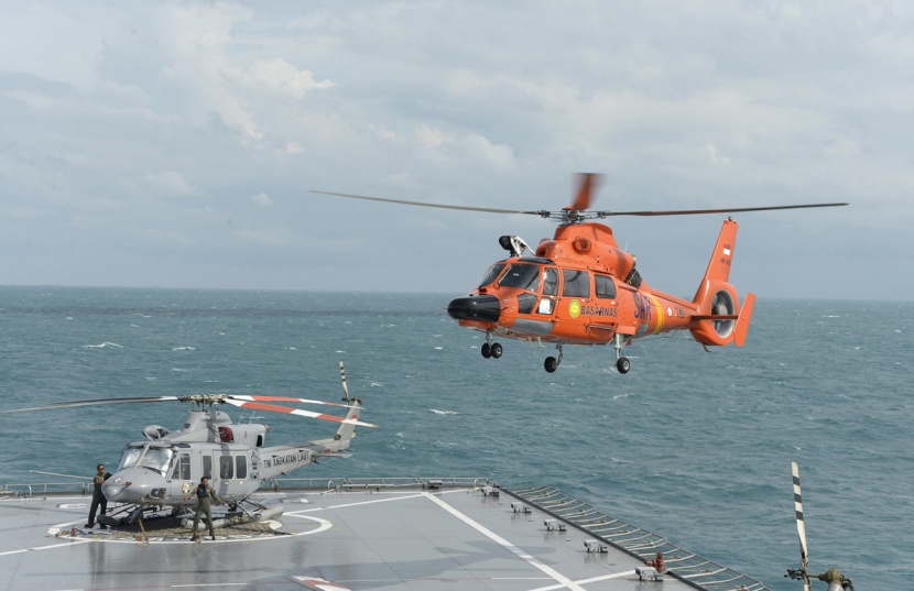 رجال الإنقاذ في اندونيسيا يسابقون الزمن لانتشال طائرة "اير اشيا"