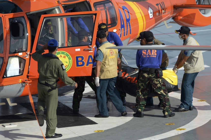 رجال الإنقاذ في اندونيسيا يسابقون الزمن لانتشال طائرة "اير اشيا"