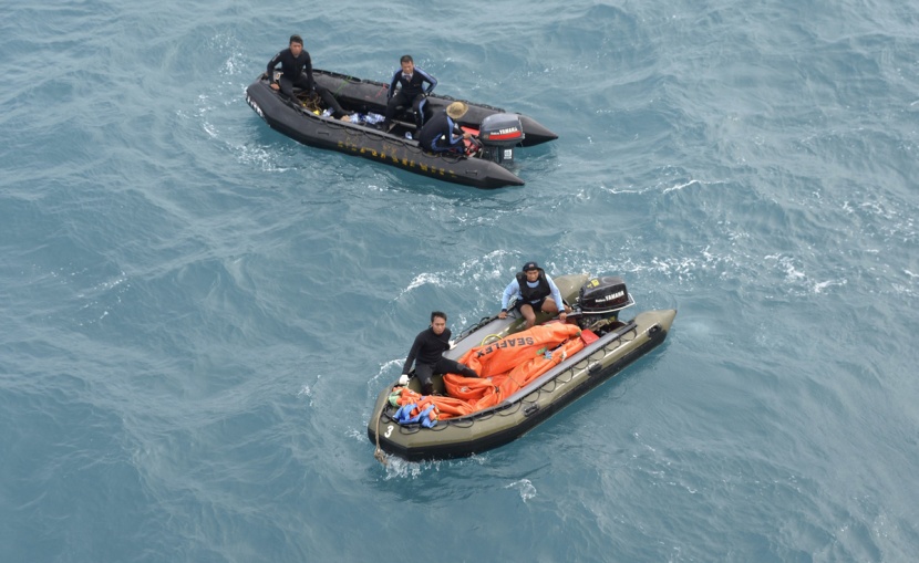 رجال الإنقاذ في اندونيسيا يسابقون الزمن لانتشال طائرة "اير اشيا"