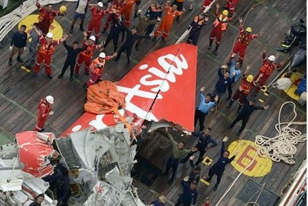 انتشال مسجل قمرة القيادة من حطام طائرة "اير آسيا"