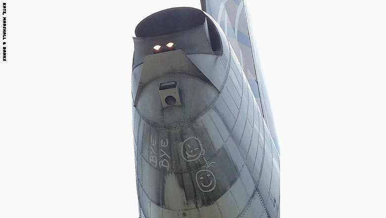 كلمة "باي باي" على ذيل طائرة تجارية تثير القلق لدى طاقمها