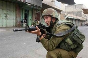 جندي إسرائيلي يقتل فلسطينيا للاشتباه بانه لص سيارات