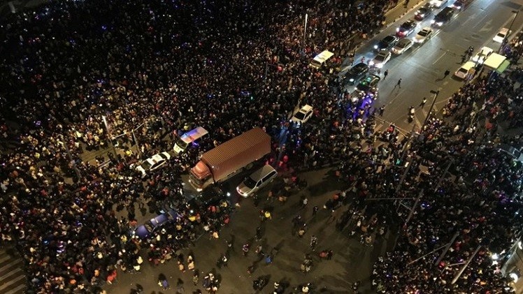 الصين تعاقب 11 مسؤولا جراء وفاة 36 شخصا في قضية "تدافع رأس السنة"