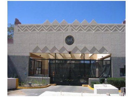 السفارة الأمريكية في اليمن توقف بعض خدماتها وسط حالة الفوضى