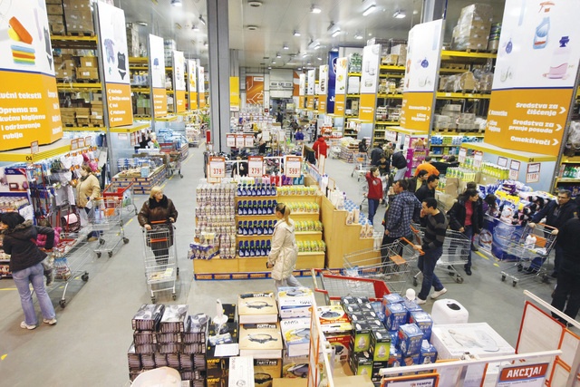 تراجع انفاق المستهلكين الأمريكيين لأدنى مستوى منذ عام 2009