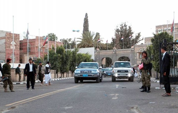 انفجار أمام القصر الجمهوري في اليمن وإصابة 3 من أفراد الميليشيات