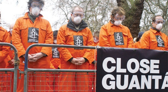 إغلاق «جوانتانامو» بزيه البرتقالي بين «الدعايتين» الداعشية والسياسية