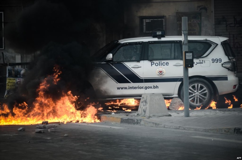 إصابة ثلاثة من رجال الشرطة في مملكة البحرين جراء إلقاء قنابل حارقة عليهم