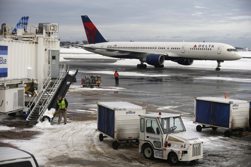 قصة مصورة: تراكم قياسي للثلوج في بوسطن يصيب الحياة بالشلل