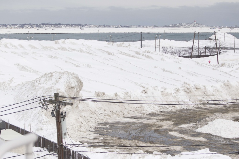 قصة مصورة: تراكم قياسي للثلوج في بوسطن يصيب الحياة بالشلل