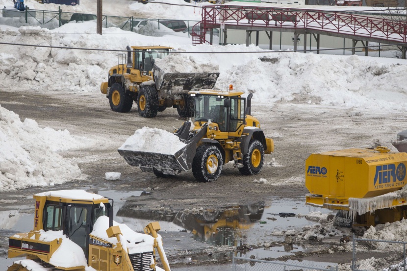 قصة مصورة: تراكم قياسي للثلوج في بوسطن يصيب الحياة بالشلل