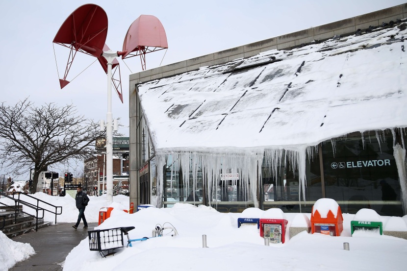 قصة مصورة: تراكم قياسي للثلوج في بوسطن يصيب الحياة بالشلل