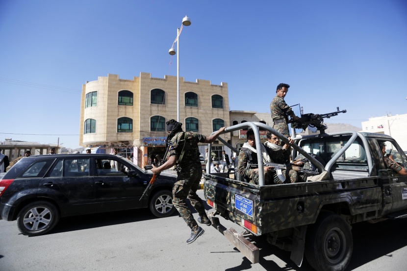 الحوثي يسطو  على سيارات السفارة الأمريكية