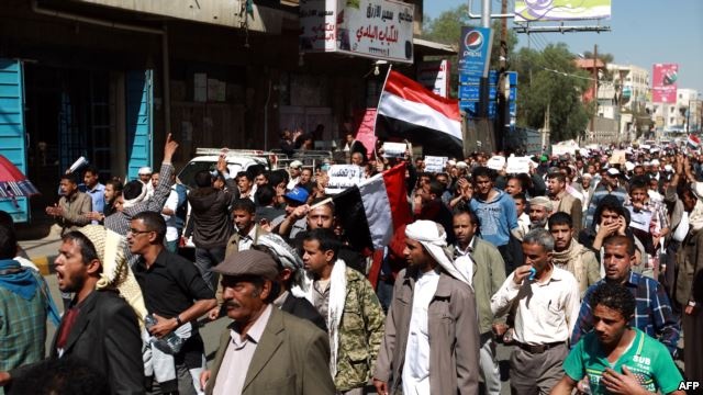 الالاف يحتجون على حكم الحوثيين في اليمن بعد اغلاق سفارات