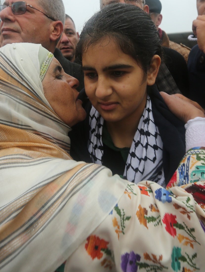 إسرائيل تفرج عن أصغر معتقلة فلسطينية في سجونها