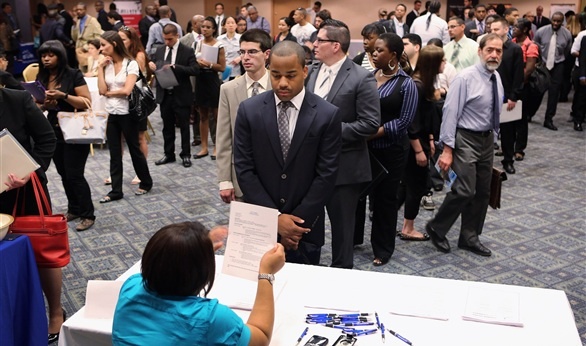 تراجع أكبر من المتوقع في إعانات البطالة الأمريكية