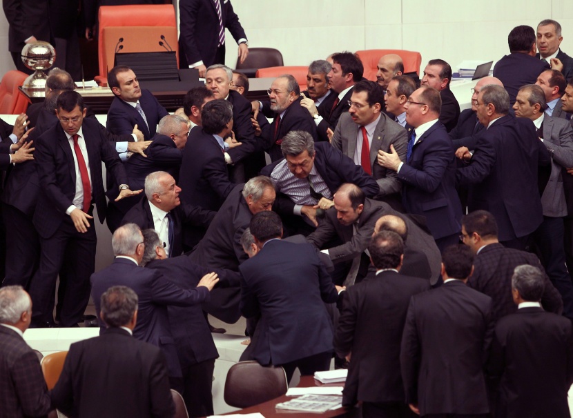 قصة مصورة: مشاجرة بين نواب البرلمان التركي بسبب مشروع قانون الأمن