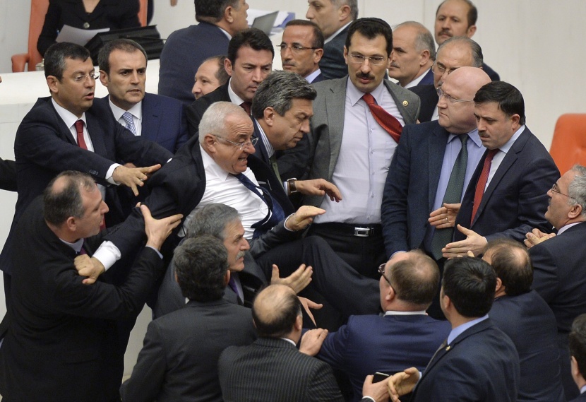 قصة مصورة: مشاجرة بين نواب البرلمان التركي بسبب مشروع قانون الأمن