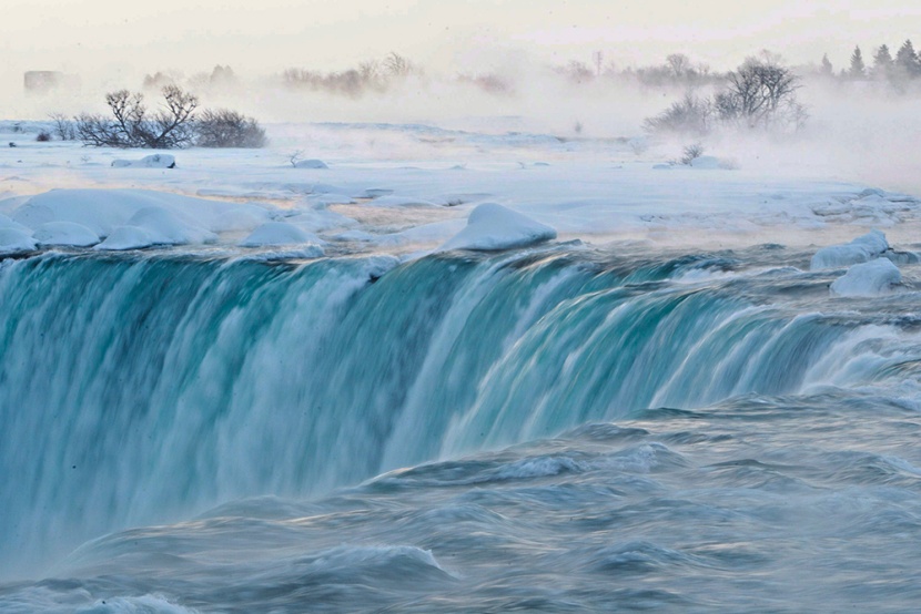 قصة مصورة: البرد القارس يجمد شلالات نياجارا في أمريكا