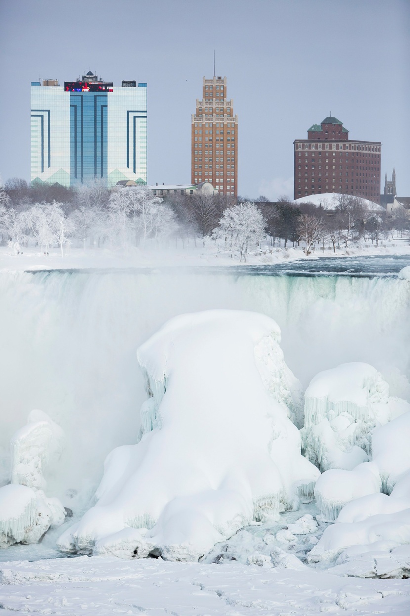 قصة مصورة: البرد القارس يجمد شلالات نياجارا في أمريكا