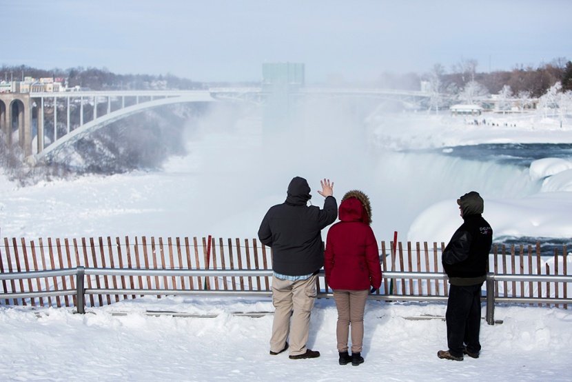 قصة مصورة: البرد القارس يجمد شلالات نياجارا في أمريكا