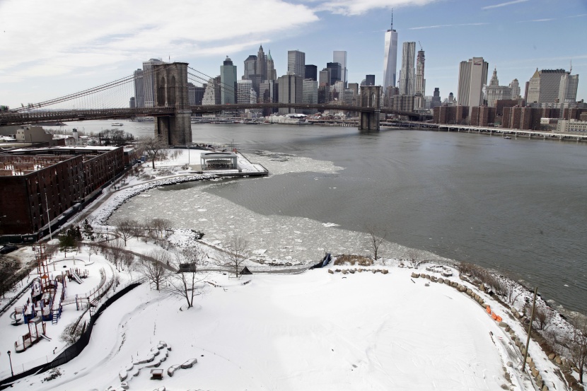 قصة مصورة: عاصفة ثلجية تضرب الولايات الأمريكية الوسطى والجنوبية