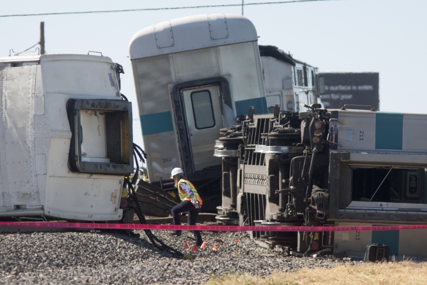 إصابة 28 شخصا إثر اصطدام قطار بشاحنة قرب لوس أنجليس