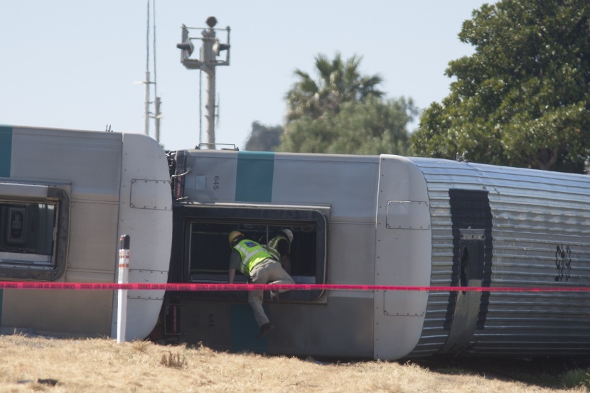 إصابة 28 شخصا إثر اصطدام قطار بشاحنة قرب لوس أنجليس