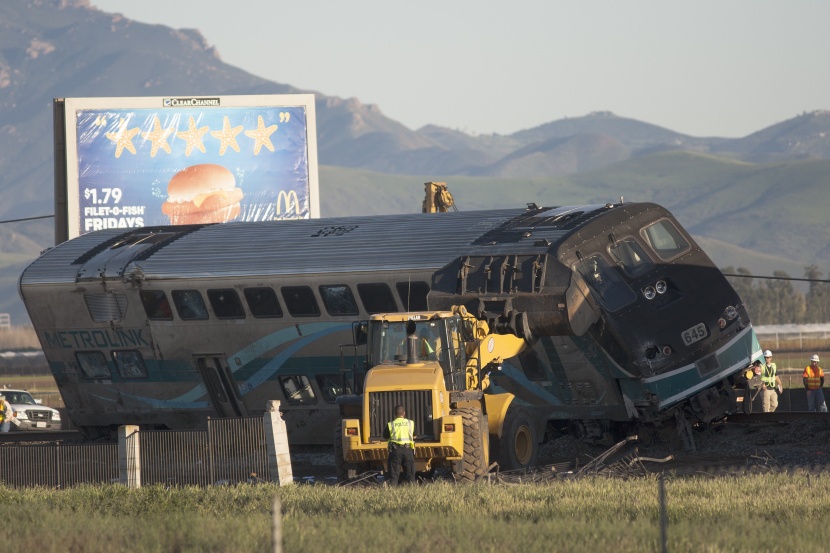إصابة 28 شخصا إثر اصطدام قطار بشاحنة قرب لوس أنجليس