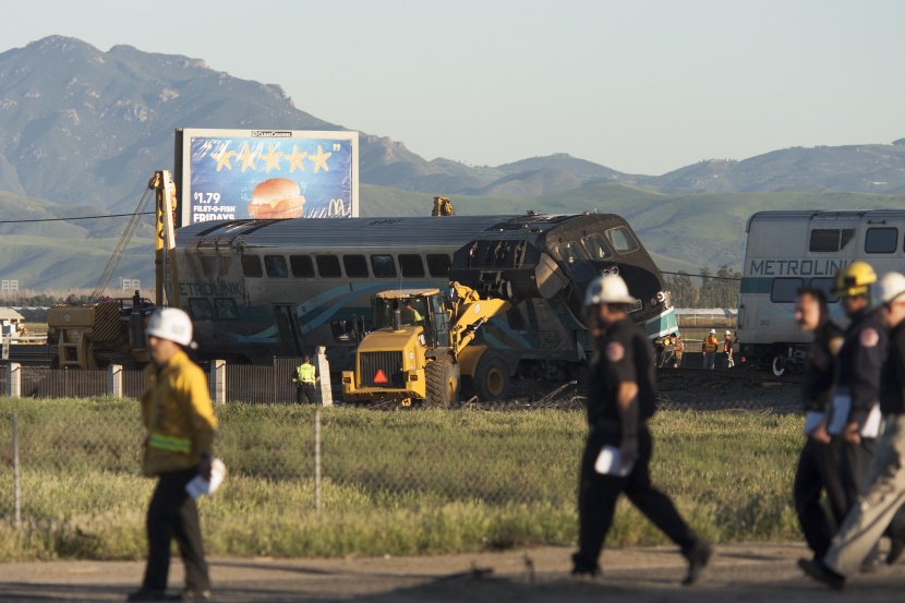 إصابة 28 شخصا إثر اصطدام قطار بشاحنة قرب لوس أنجليس