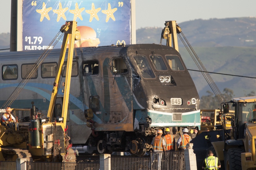 إصابة 28 شخصا إثر اصطدام قطار بشاحنة قرب لوس أنجليس