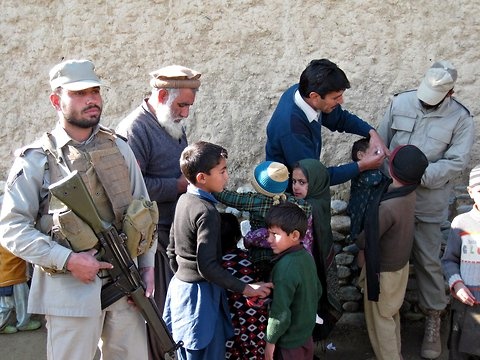 باكستان : القبض على مئات الآباء لرفضهم تطعيم أطفالهم ضد الشلل