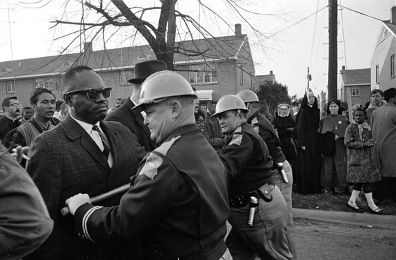 الأمريكيون يحتفلون باليوبيل الذهبي لـ «يوم الأحد الدامي»