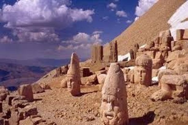 العراق يدعو لاستخدام القوة الجوية لحماية المناطق الأثرية