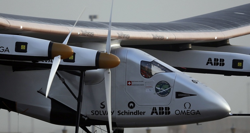 طائرة تعمل بالطاقة الشمسية تقوم بأول رحلة حول العالم