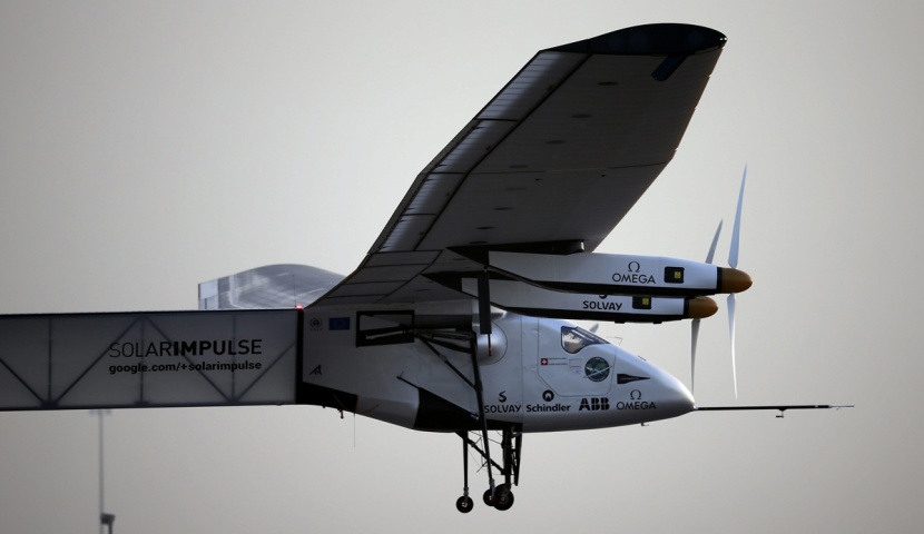 طائرة تعمل بالطاقة الشمسية تقوم بأول رحلة حول العالم