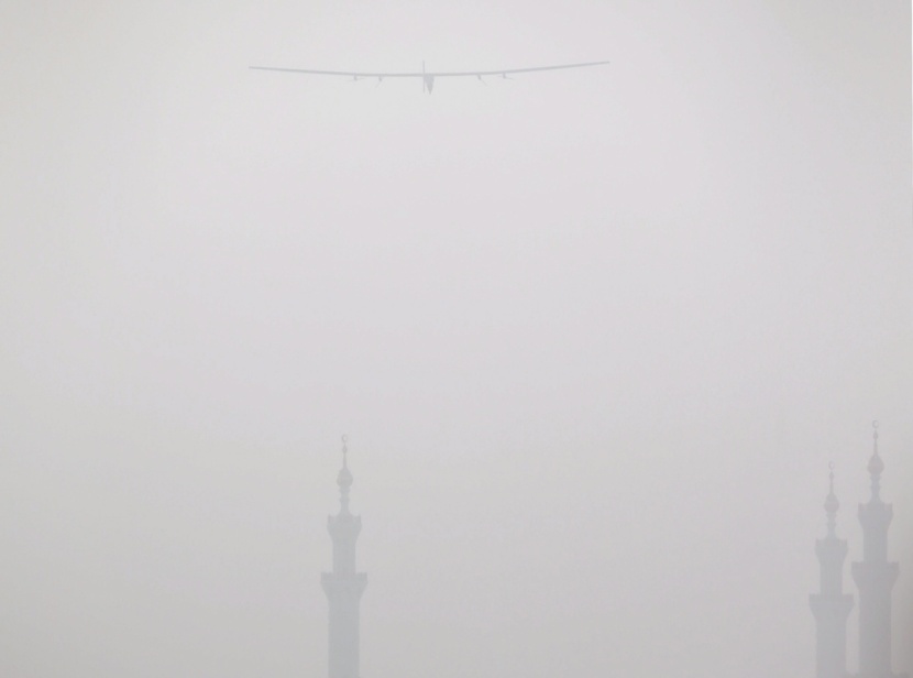 طائرة تعمل بالطاقة الشمسية تقوم بأول رحلة حول العالم